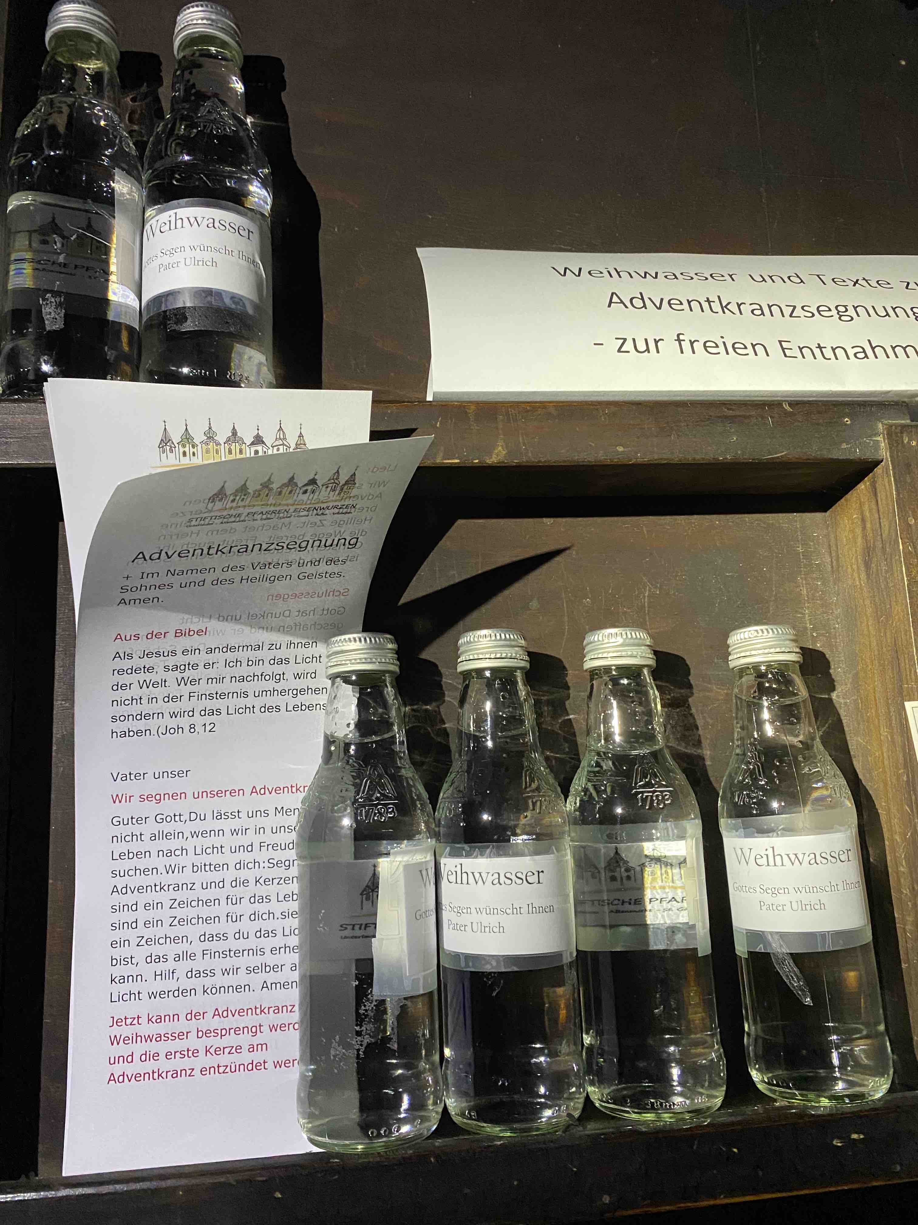 Weihwasserfläschchen in den Kirchen / Ulrich Diel OSB Pfarre St. Gallen