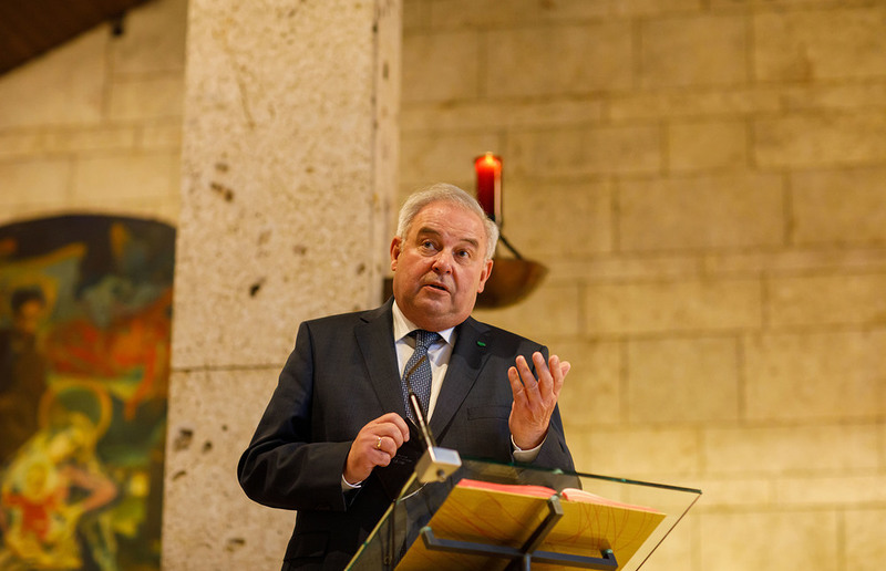 Sonntagsblatt_Gerd Neuhold LH Schützenhöfer beim Gedenkgottesdienst für Bischof Weber, Mai 2021