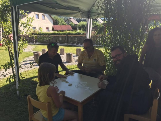 Sommerfest Pfarrkindergarten / Pater Ulrich Diel OSB Kinderkneten mit Ulli